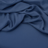 Nahaufnahme von marineblauem Sensoire Bambus-Lyocell-Stoff mit glatter, weich fallender Oberfläche