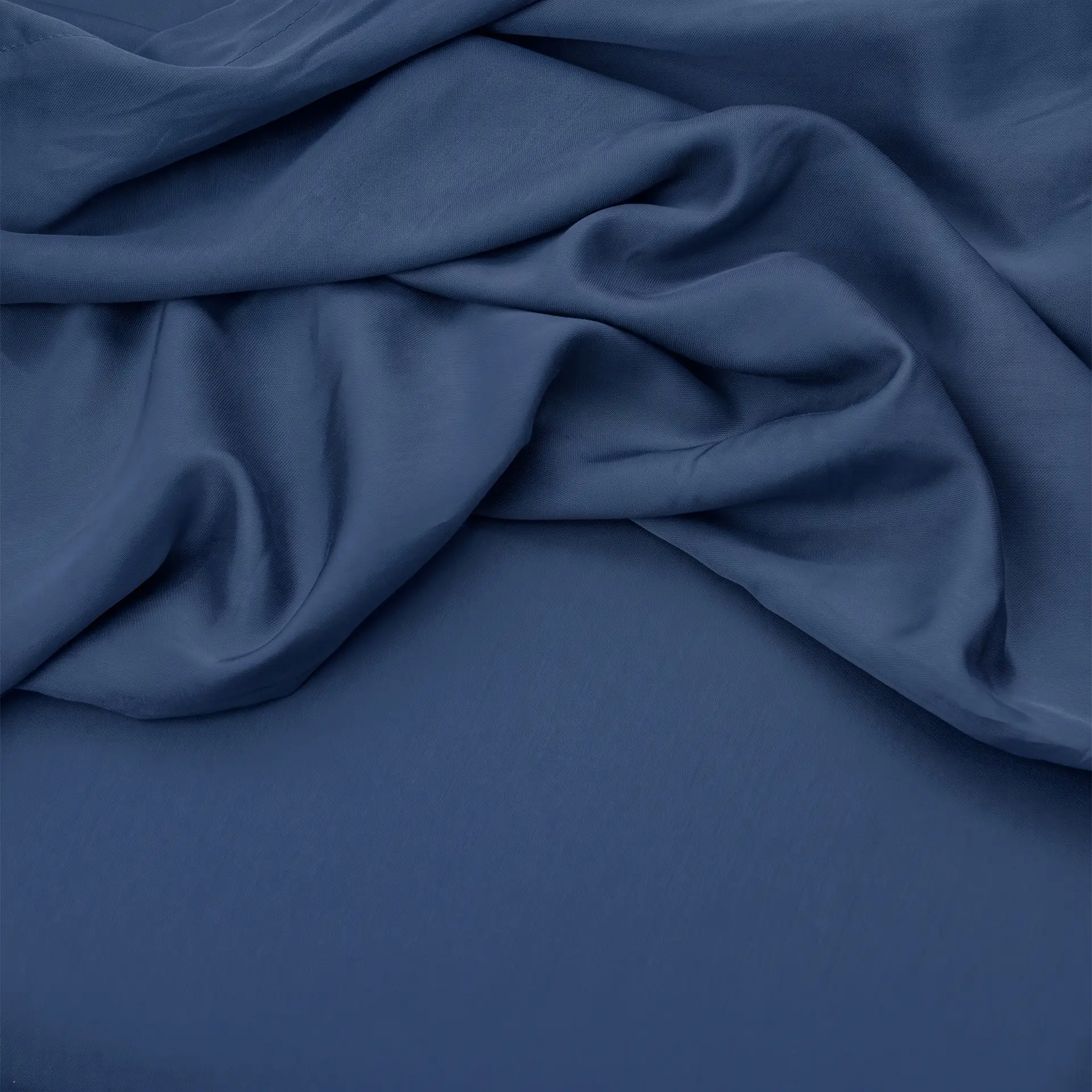 Nahaufnahme von marineblauem Sensoire Bambus-Lyocell-Stoff mit glatter, weich fallender Oberfläche