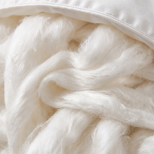Nappe de soie de mûrier à longs brins dans une couette en soie, repliée pour montrer les couches de fibres