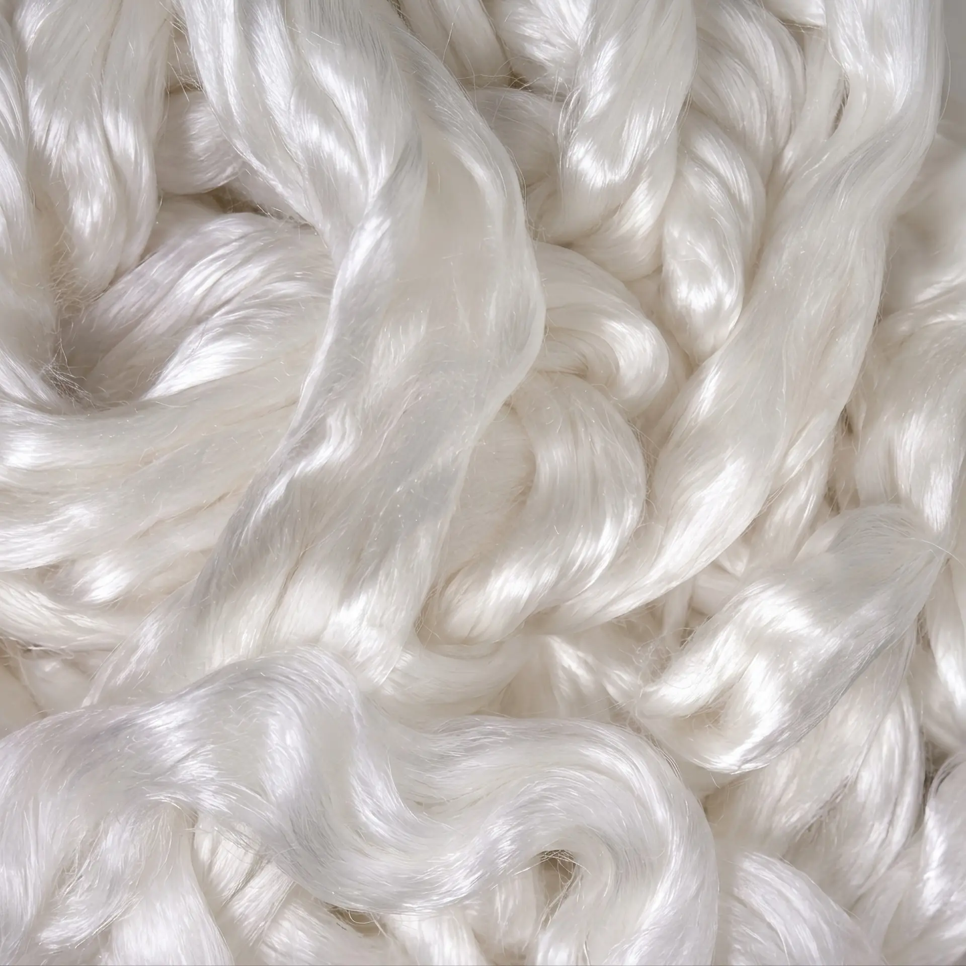 Écheveaux de soie floche de mûrier blanche et brillante à longs fils, avant la superposition