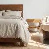 Bettbezug-Set aus Hanf in Natur, im sanften Tageslicht auf einem Bett arrangiert