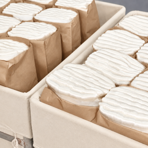 Dozen witte moerbeizijdevulling, verpakt in kraftpapier