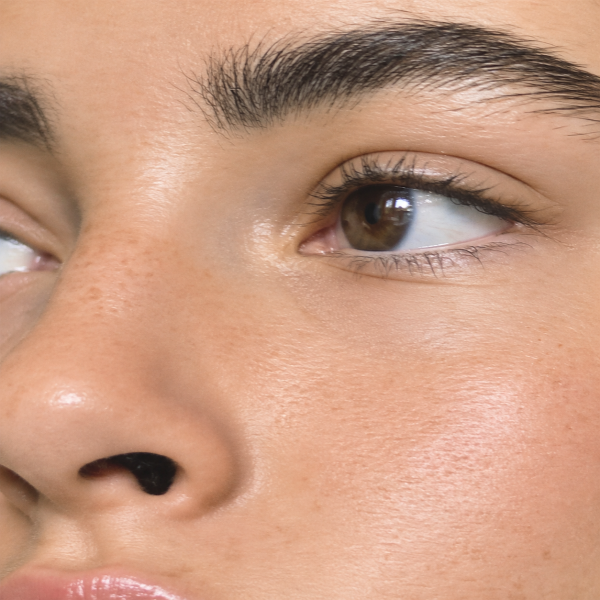 Close-up van een oog en wang met natuurlijke huidstructuur
