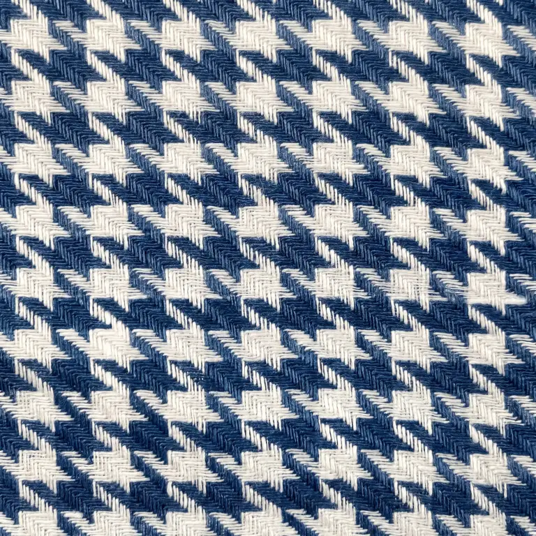 Nahaufnahme des Hahnentritt-Gewebes aus Leinen in Blau und Weiß