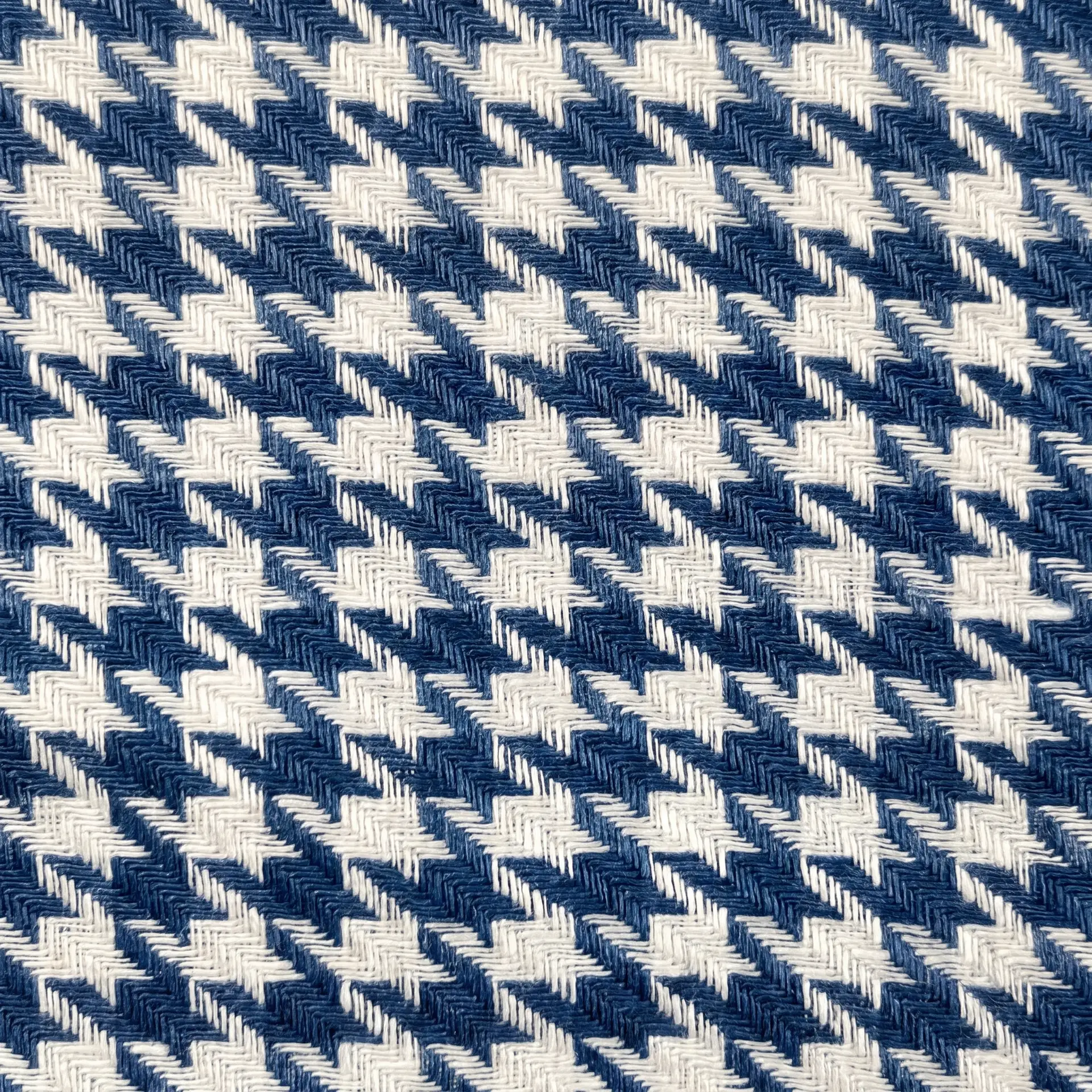 Nahaufnahme des Hahnentritt-Gewebes aus Leinen in Blau und Weiß