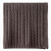 Manta de cashmere de ochos marrón chocolate extendida en plano, 90 x 180 cm