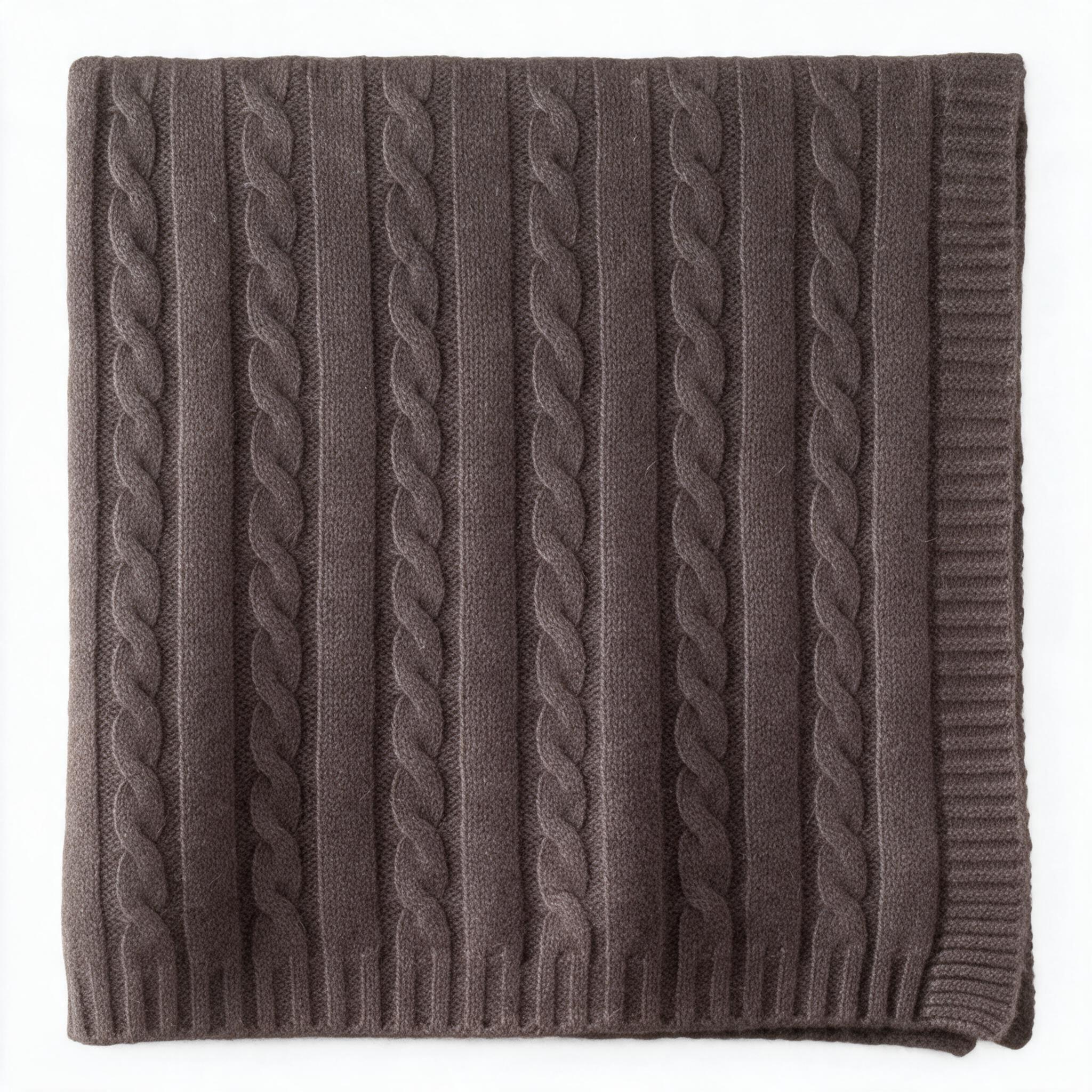 Manta de cashmere de ochos marrón chocolate extendida en plano, 90 x 180 cm