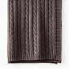 Manta de cashmere marrón chocolate doblada, con borde de canalé y punto de ochos