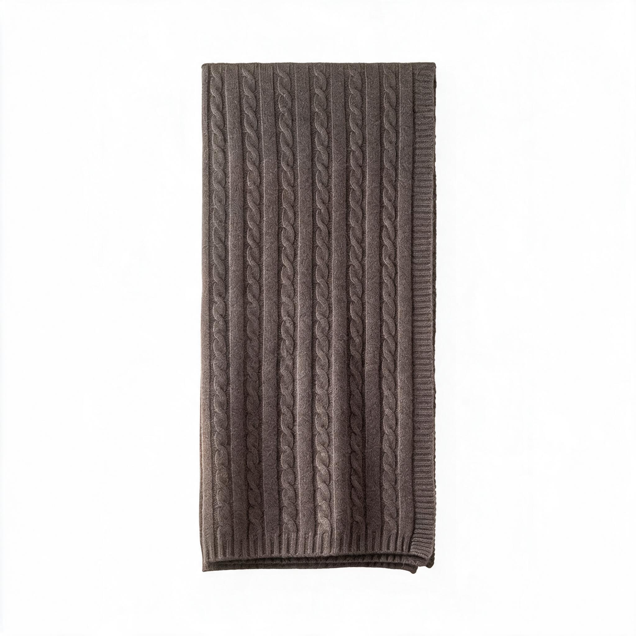 Manta de cashmere de ochos marrón chocolate mostrada en toda su longitud