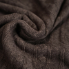 Pliegues suaves de cashmere marrón chocolate que muestran la textura del punto