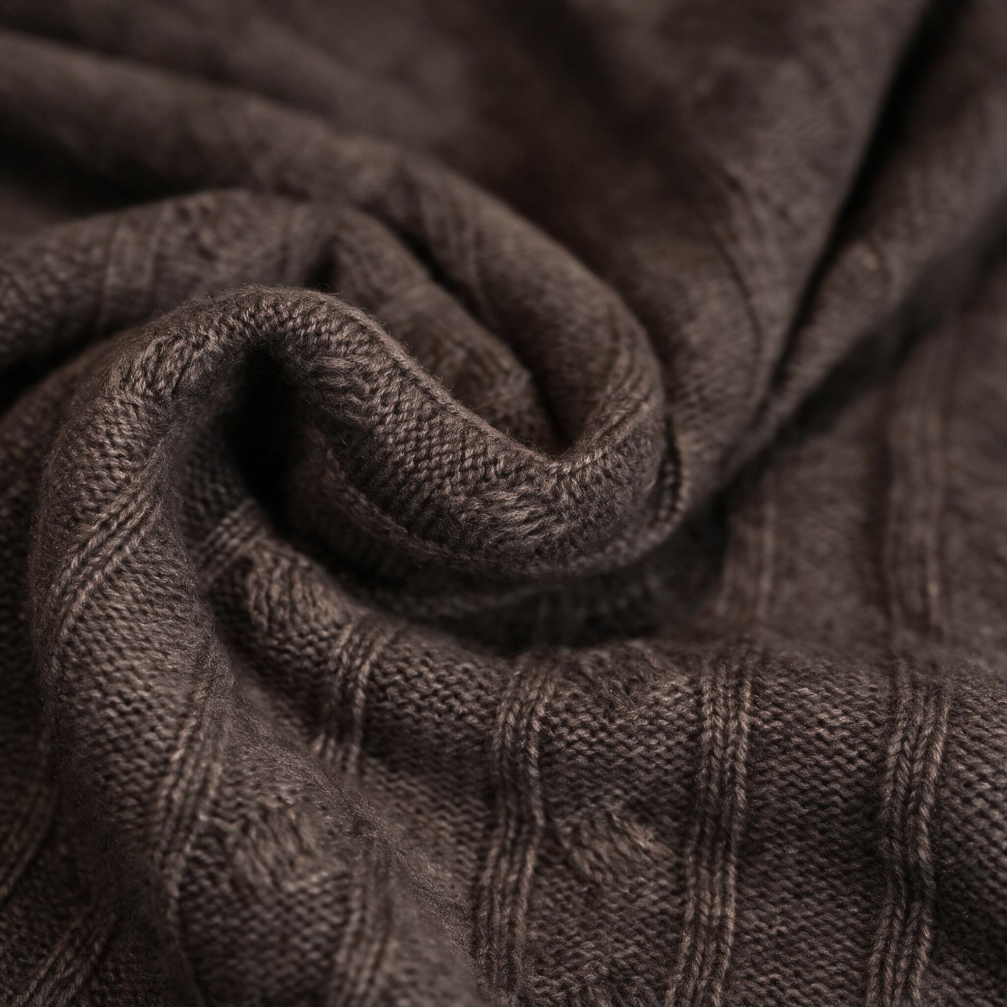 Pliegues suaves de cashmere marrón chocolate que muestran la textura del punto