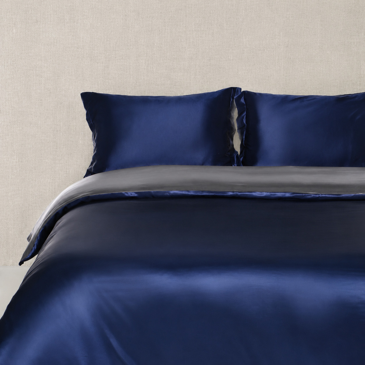 Zweifarbiges Bettwäsche-Set aus Maulbeerseide in Nachtblau und Grau, blaue Seite oben mit zwei blauen Kissenbezügen