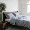 Hahnentritt-Bettwäsche aus Leinen in Blau in einem hellen Schlafzimmer mit Nussbaumbett