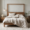 Hahnentritt-Bettwäsche aus Naturleinen auf einem Eichenbett in einem ruhigen Schlafzimmer in neutralen Tönen