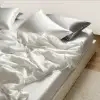 Parure de lit en soie de mûrier 19 momme, agencée dans une chambre apaisante