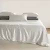 Linge de lit en soie de mûrier blanc avec oreillers gris contrastants