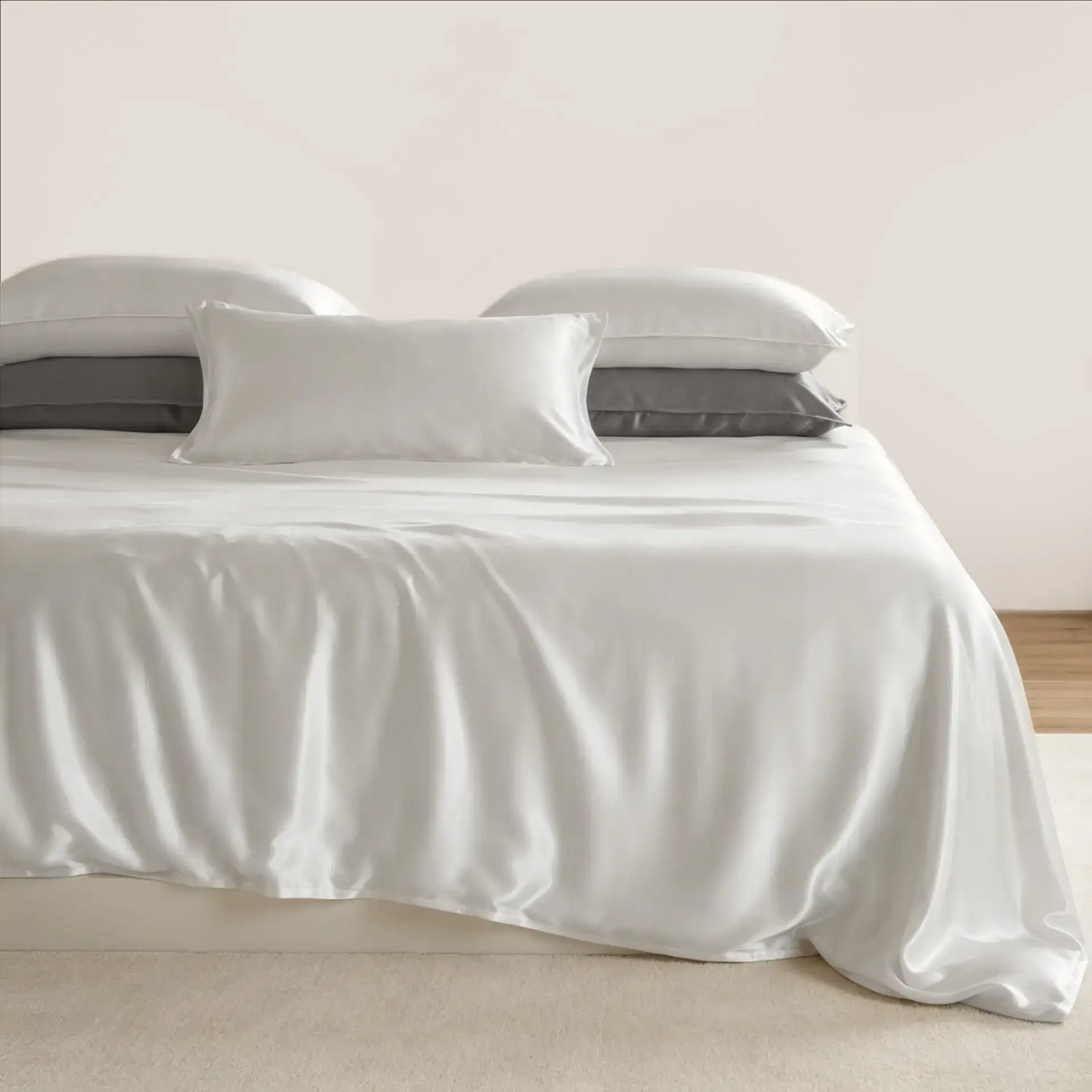 Linge de lit en soie de mûrier blanc avec oreillers gris contrastants
